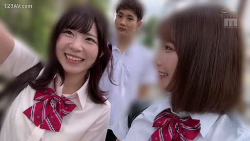 站立 · 中景 · 街道 · JK制服 · 自拍 · 领结 · 开心 · 日本