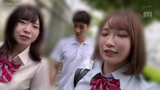 脸部特写 · 校园制服 · 灿烂笑容 · 并排站立 · 室外校园 · 自拍合影 · 双肩背包 · 多人群体