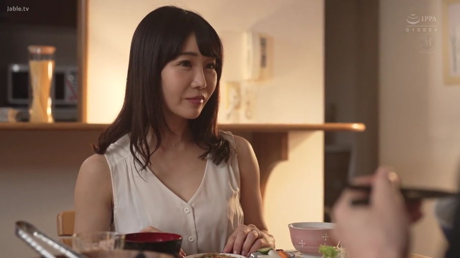 坐姿 · 微笑 · 室内餐厅 · 中景特写 · 用餐 · 餐具 · 白色无袖衬衫 · 黑色长发