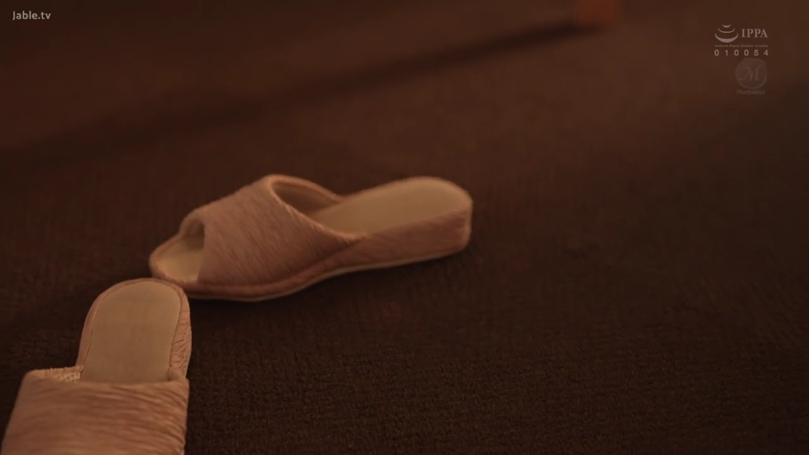 室内 · 面部 · 陶醉 · 便服 · 滴管 · 仰头 · 滴药