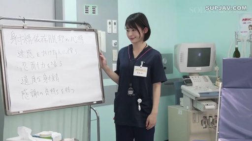 护士服 · 角色扮演 · 站姿 · 微笑 · 白板 · 医院诊室 · 讲解