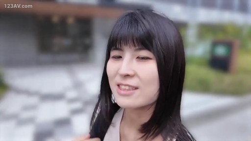 憂鬱 · 站立 · 凝視 · 近景 · 屋外 · 黑色外套 · 街头