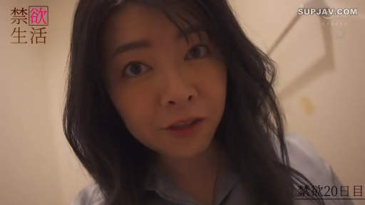 室内 · 俯身 · 字幕 · 平静 · 面部特写 · 凝视镜头 · 灰色衬衫