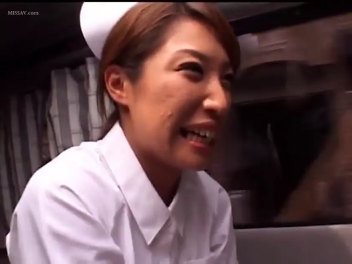 坐姿 · 交谈 · 护士服 · 脸部特写 · 车内 · 强忍痛苦