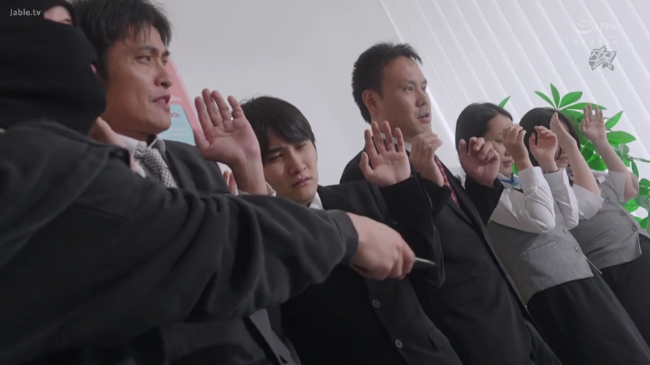 交谈 · 站立 · 中景 · 平静 · 剧情 · 休闲服饰 · 玄关 · 红色文件夹