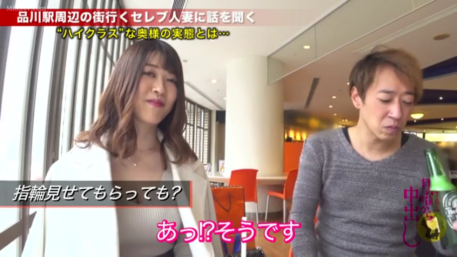 Sitting Posture · Medium shot · 餐厅 · 白色大衣