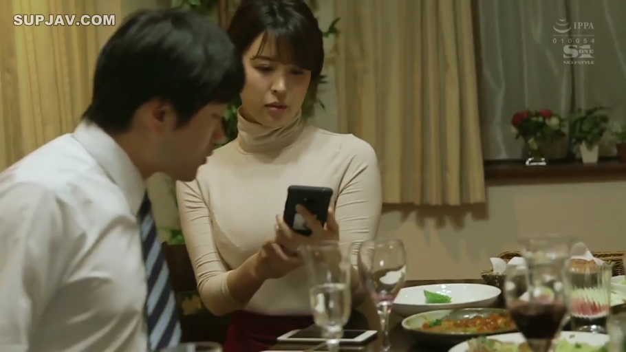 坐姿 · 严肃 · 中景 · 高领毛衣 · 看手机 · 手机 · 餐厅