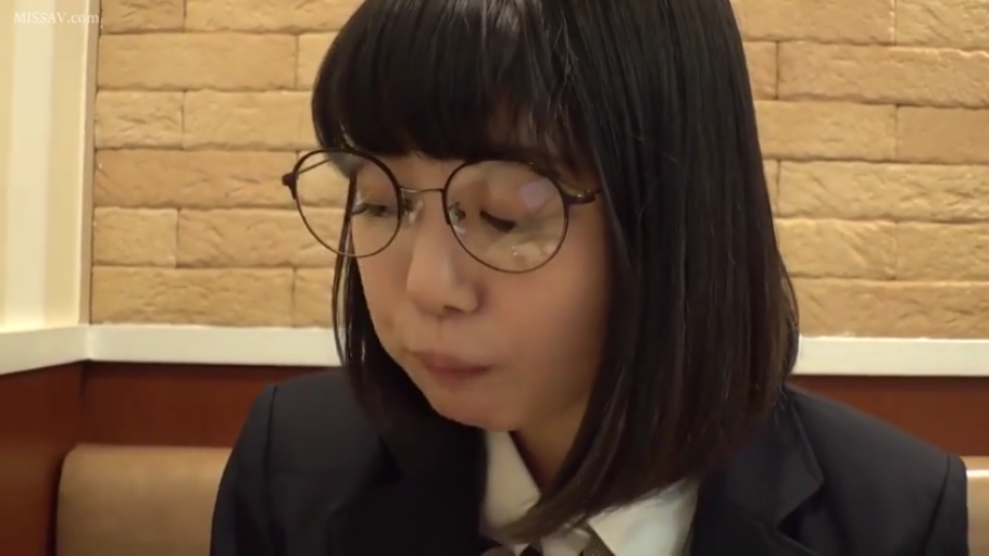 脸部特写 · 居家 · 厨房 · 温柔 · 露肩上衣 · 对镜微笑 · 微微倾斜