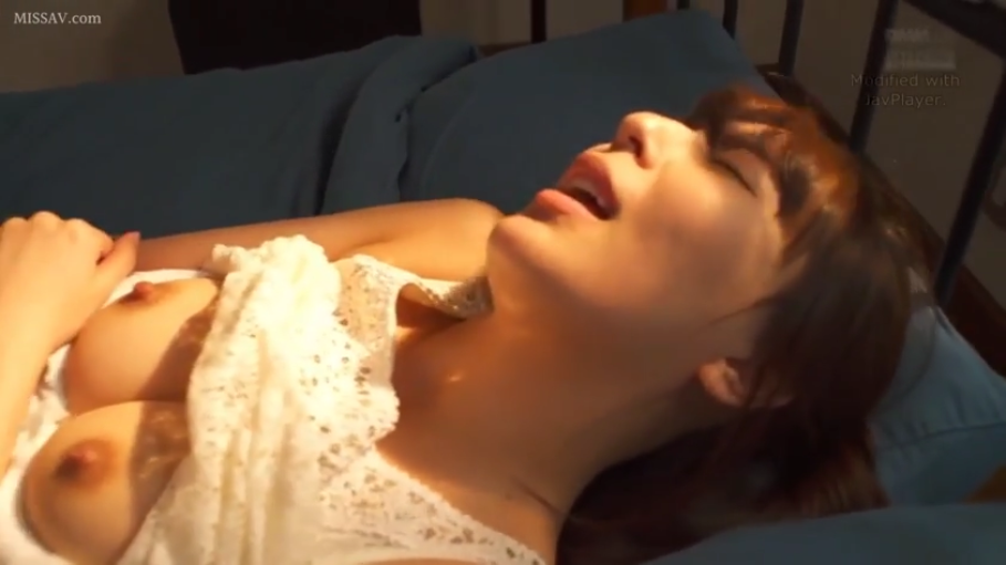 脸部特写 · 卧室 · 销魂 · 枕头 · 仰卧 · 呻吟 · 露点 · 白色蕾丝内衣