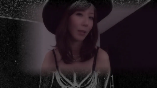 室内 · 平静 · 半身 · 注视 · 正面 · 黑色吊带衫