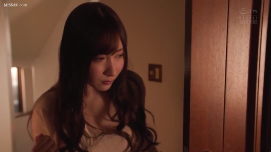 站立 · 半身特写 · 凝视 · 长发 · 室内走廊 · 木门 · 表情严肃 · 浅色低胸上衣