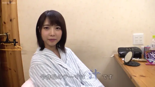 室內 · 微笑 · 半身 · 正坐 · 注視 · 日语字幕 · 化妆镜 · 条纹睡袍