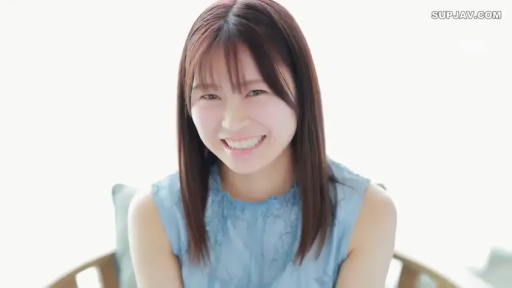 室内 · 坐姿 · 中景 · 椅子 · 注视镜头 · 蓝色无袖上衣 · 灿烂笑容 · 清纯风