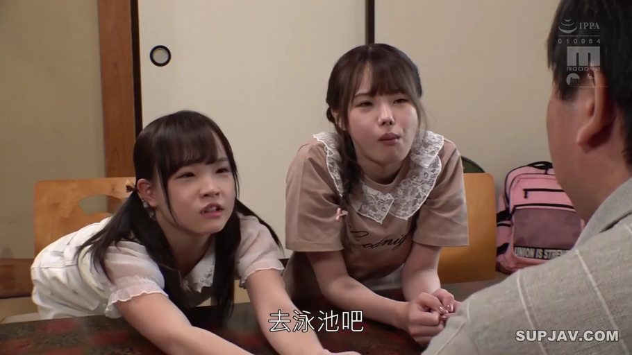 坐姿 · 交谈 · 脸部 · 微笑 · 车内 · 浅色针织衫 · 采访纪实