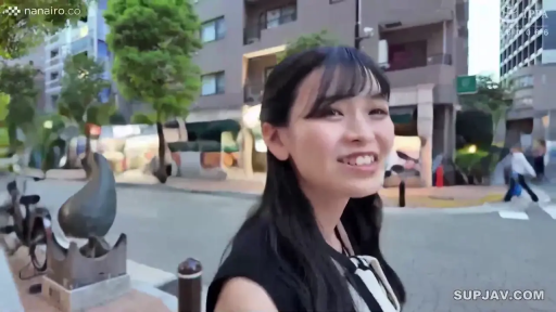 坐姿 · 专注 · 半身 · 画室 · 背带裤 · 非色情 · 绘画 · 画架