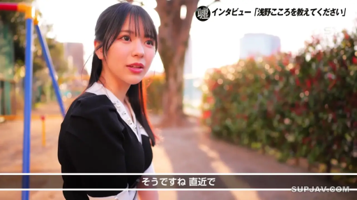 站立 · 自然 · 公园 · 侧脸 · 受访 · 秋千 · 黑白连衣裙