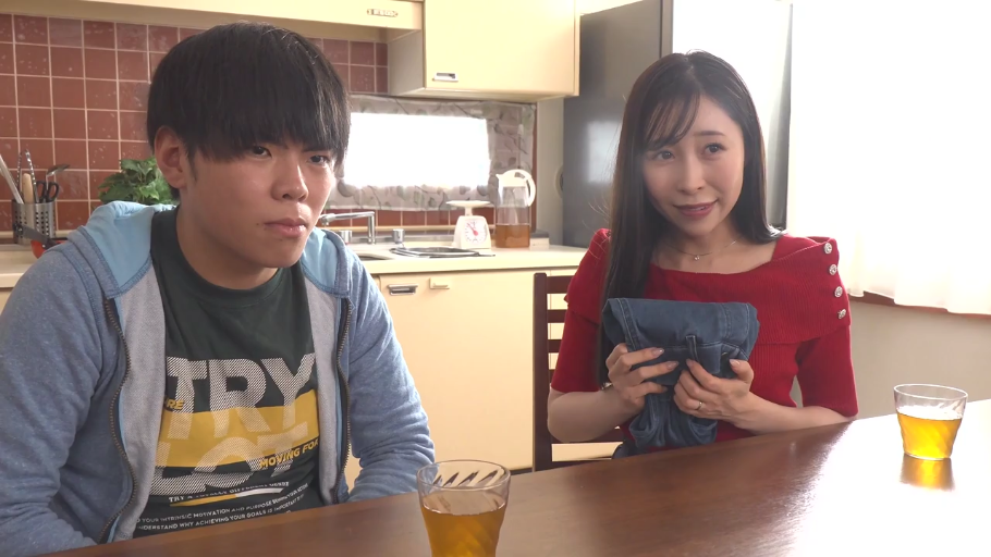 座り姿勢 · 微笑 · 対話 · キッチン · 卫衣 · 水杯