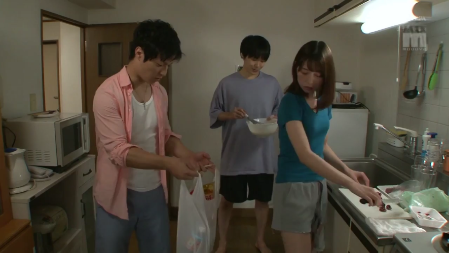 站立 · 全景 · キッチン · 多人 · 日常服饰 · 平常 · 购物袋 · 烹饪