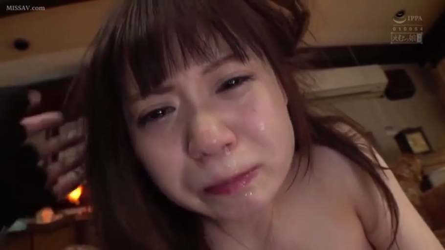 室内 · 面部 · 全裸 · 俯卧 · POV · 流泪 · 悲伤