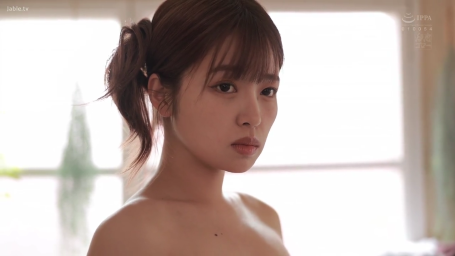 室内 · 严肃 · 脸部特写 · 全裸 · 站立 · 凝视 · 马尾