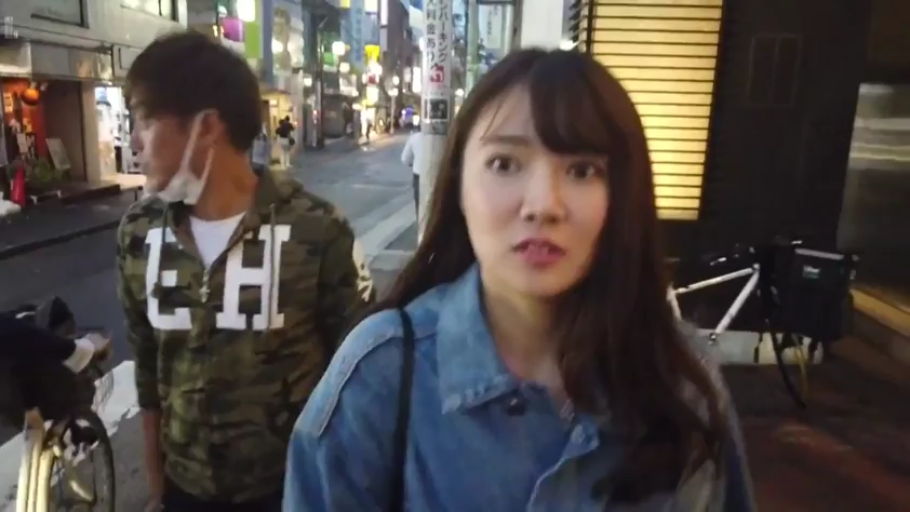 站立 · 中景 · 注视 · 街道 · 惊讶 · 口罩 · 素人 · 牛仔外套