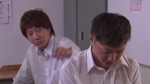 室内 · 坐姿 · 严肃 · 面部 · 白色衬衫 · 注视 · 男性 · 世界地图