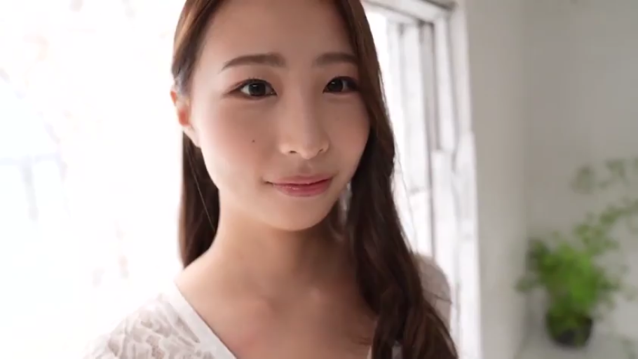 坐姿 · 面对镜头 · 房间 · 生活照 · 大笑 · 吉他 · 乳沟 · 低胸装