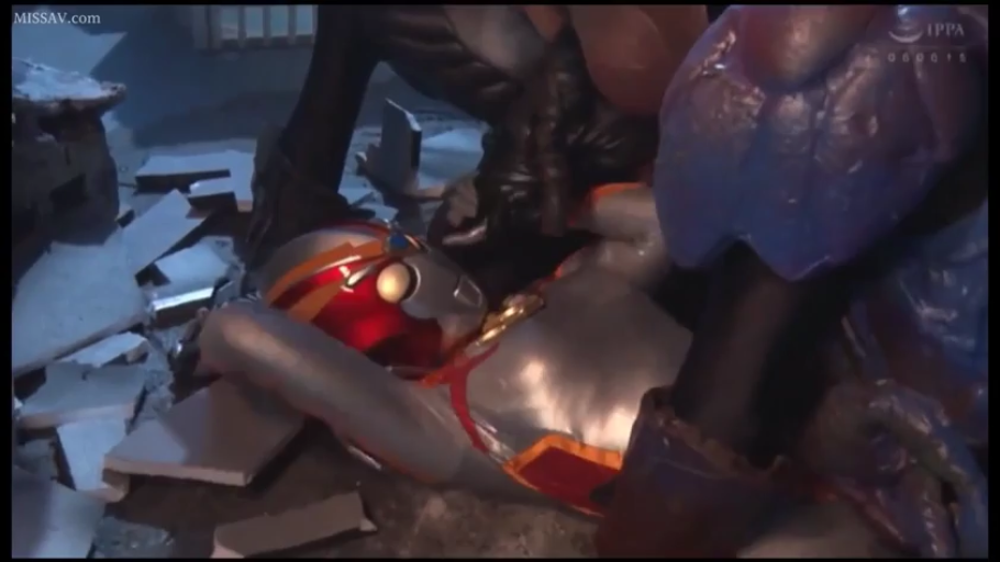 仰臥 · ヘルメット · 身体特写 · 紧身衣 · マスクを着用 · 特撮 · 廃墟 · 战败