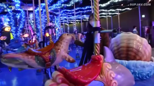 站立 · 远景 · 户外 · 常服 · 约会 · 游乐园 · 旋转木马