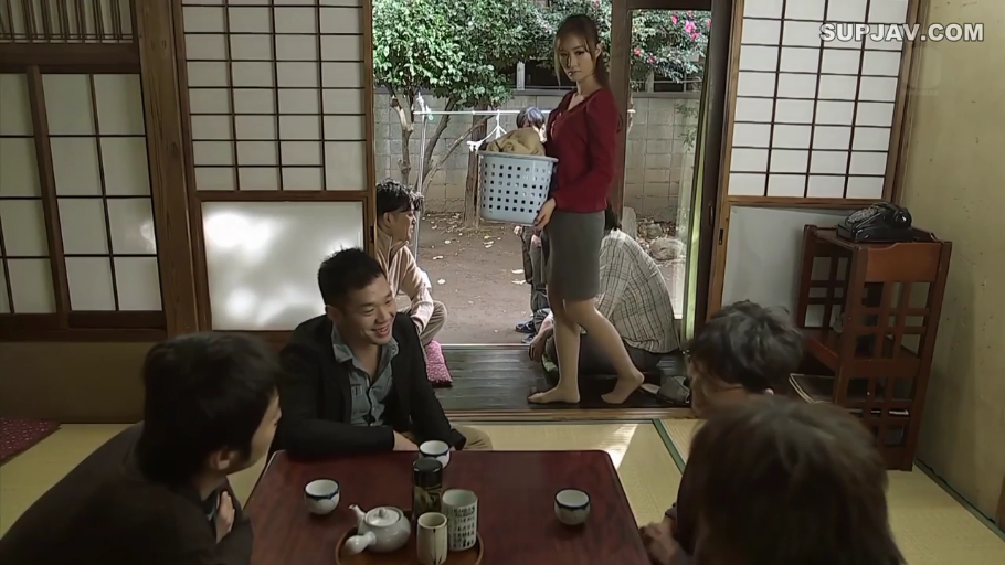 Serious · Stand · Japanese-style room · 全景 · Mature woman · 洗衣篮 · 红色上衣 · 提洗衣篮