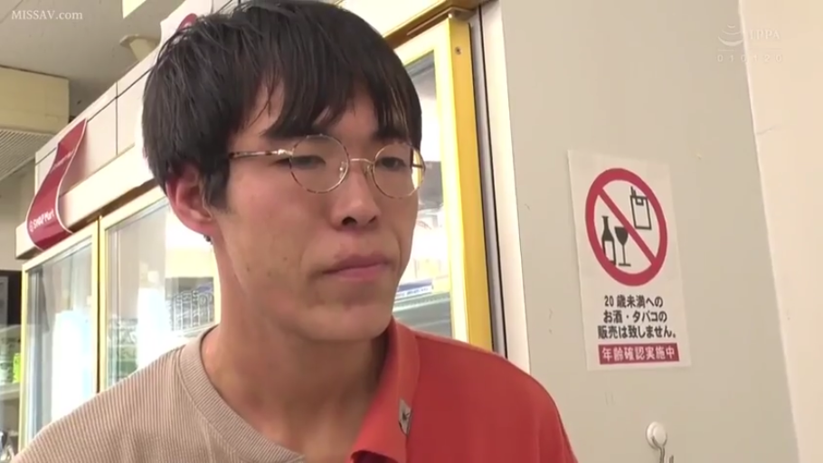 Glasses · Close-up of the face · Standing Posture · 制服 · Gaze · 便利店 · Male · 木讷