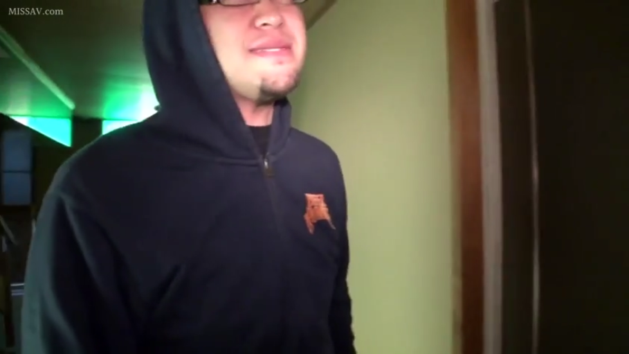 眼镜 · 站立 · 微笑 · 面部特写 · 走廊 · 连帽衫 · 男优 · 走动