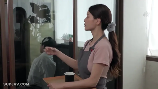 室内 · 侧面 · 严肃 · 站立 · 围裙 · 马尾 · 托盘 · 送水