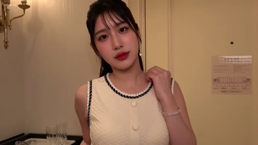 站姿 · 摆拍 · 半身特写 · 生活化 · 米色针织衫 · 恬静 · 手镯 · 酒店玄关