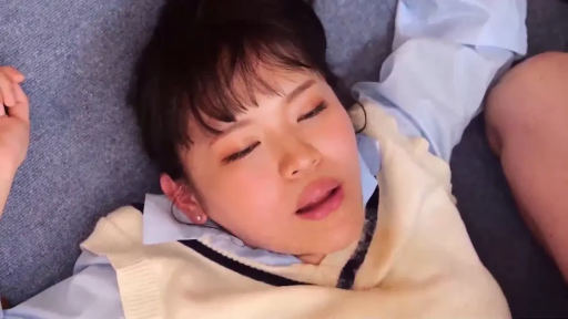 沙发 · 成人内容 · 卧姿 · 头部特写 · 闭眼张口 · 感受快感 · 衬衫背心制服