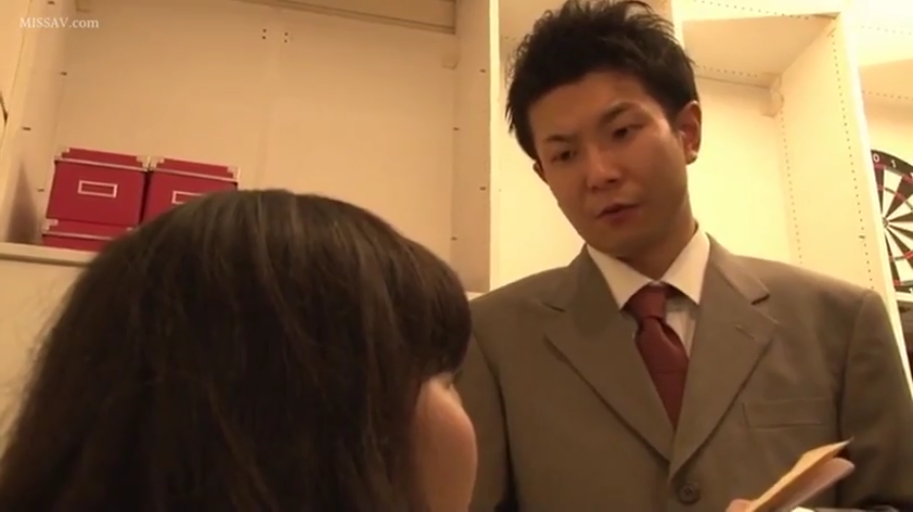 室内 · 严肃 · 站立 · 剧情 · 对视 · 上半身 · 西装 · 记事本