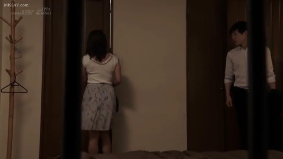 房间 · 严肃 · 站立 · 中景 · 对视 · 剧情叙事 · 衣帽架 · 日常休闲装