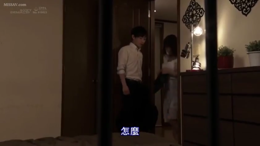 严肃 · 全身 · 站立 · 室内房间 · 走动 · 剧情片段 · 衬衫西裤 · 家具柜子