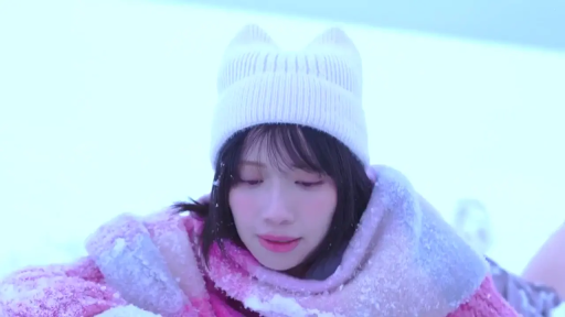 面部 · 平静 · 俯卧 · 注视 · 猫耳毛线帽 · 户外拍摄 · 雪地