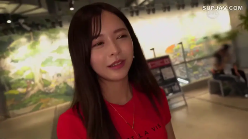 面部 · Stand · Smile · Necklace · Eye contact · 长发 · 红色短袖 · 公共室内