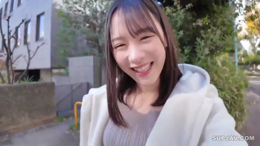 俯身 · 脸部 · 凝视 · 户外 · 绿植 · 甜美微笑 · 白色连帽卫衣