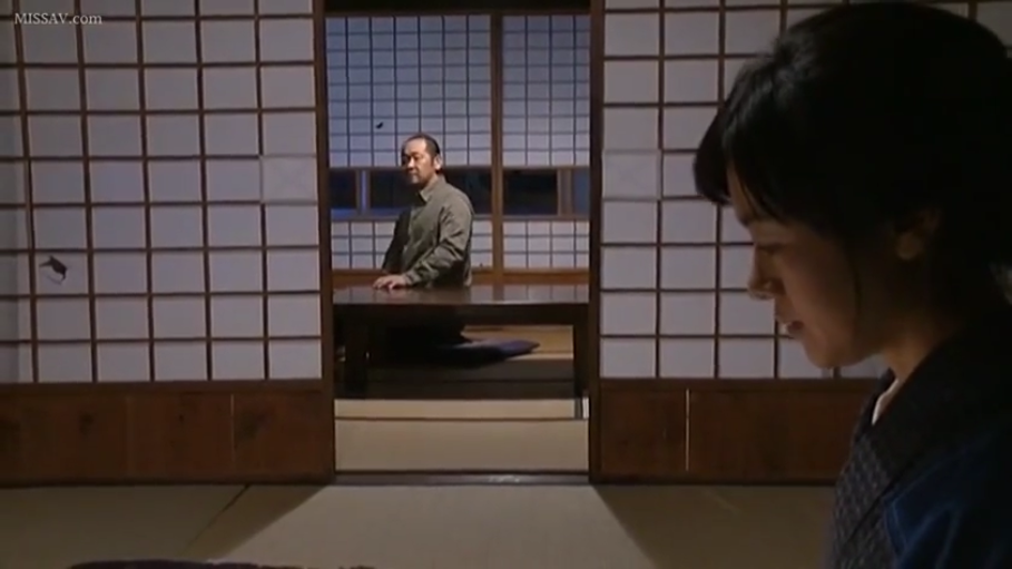 严肃 · 跪坐 · 障子门 · 和室 · 和服 · 侧脸 · 观看