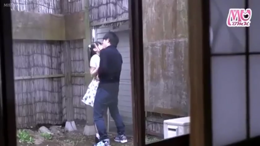校服 · 微笑 · 看手机 · 近景 · 口罩 · 并排站立 · 户外墙边 · 女高中生