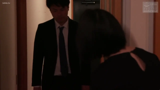 忧郁 · 中景 · 暗光 · 房门 · 玄关走廊 · 沉默 · 低头站立 · 黑西装蓝领带