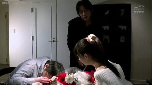 中景 · 剧情 · 休闲服饰 · 室内餐厅 · 花束 · 担忧 · 醉酒 · 趴伏桌上