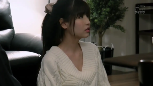 坐姿 · 平静 · 盆栽 · 客厅 · 上半身 · 侧头注视 · 马尾辫 · 白色V领针织衫