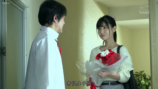 送花 · 面对面站立 · 剧情向 · 中景 · 微笑 · 毛衣 · 走廊 · 鲜花