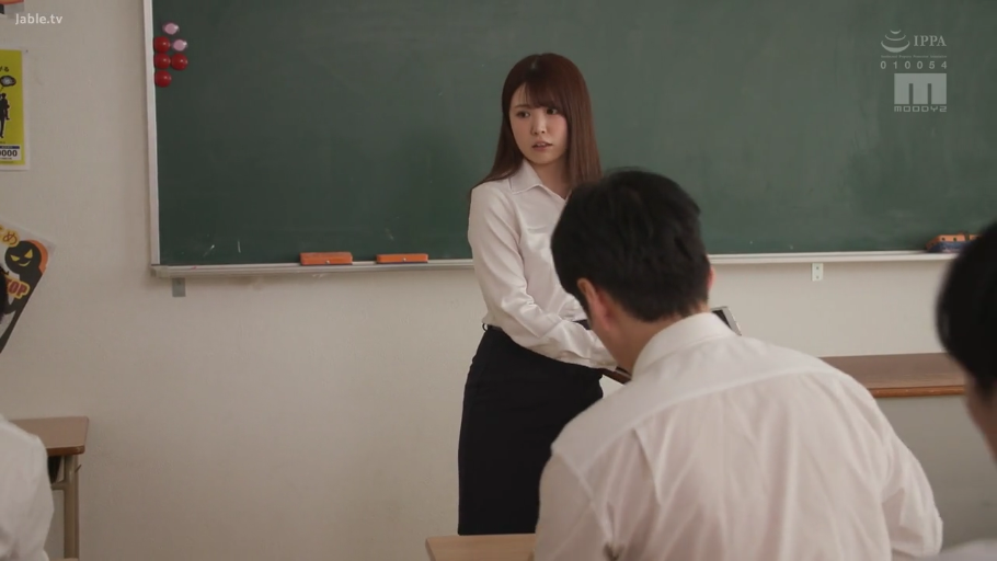 严肃 · 教室 · 站立 · 职业装 · 授课 · 黑板 · 老师