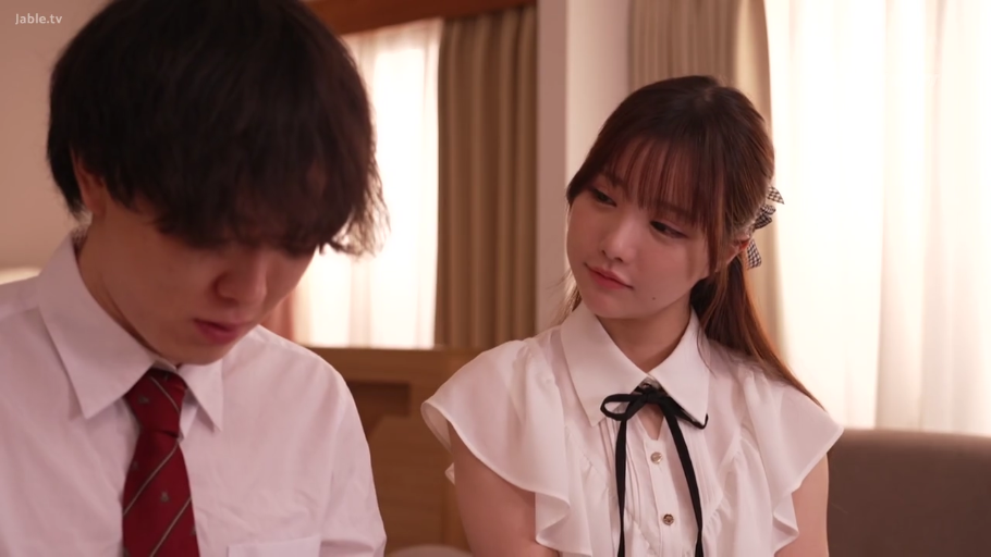 室内 · 坐姿 · 面部 · 白色衬衫 · 注视 · 温柔 · 日本