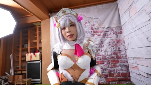 室内摄影棚 · 半身特写 · 注视镜头 · 正面坐姿 · 微笑表情 · 动漫Cosplay服 · 头饰配件 · 诺艾尔Cosplay